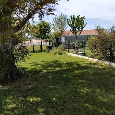Les Cerisiers Apartment *